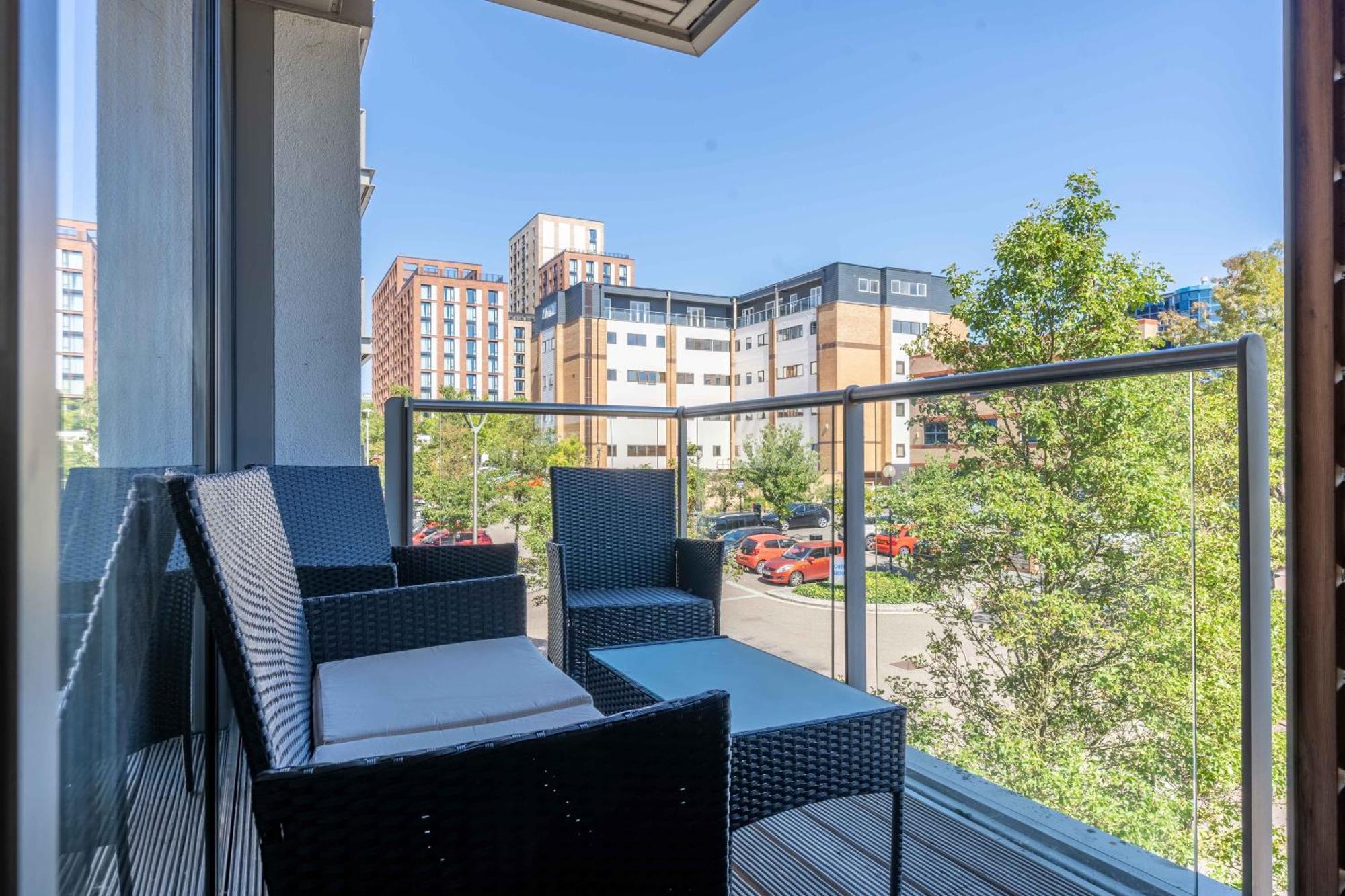 Cotels At Vizion: Central Serviced Apartments with Free Parking Milton Keynes Exterior photo